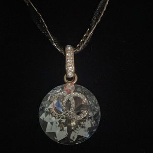 Beautiful and shine necklace like Chanel. No brand